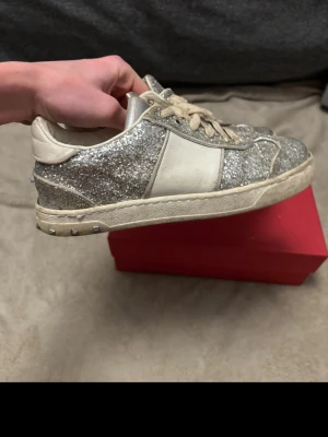 Valentino Flycrew  - Valentino flycrew. Storlek 37. Box ingår. Skicket är sådär släppt lite sulan osv. Men om man lämnar in dem hos skomakare tror jag dem kan bli väldigt fräscha. Skriv privat så kan jag skicka över fler bilder.