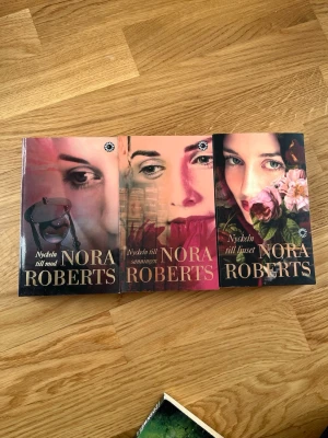 Nyckeln till mod - En spännande trilogi om tre unga kvinnor som kastas in i ett äventyr fyllt av magi, mysterier och romantik. Perfekt för dig som gillar starka karaktärer, vänskap och att följa med på en resa där mod och kärlek sätts på prov. 