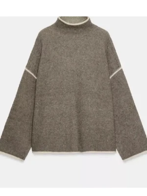 stickad polotröja från Zara - Mysig brun stickad polotröja med vita detaljer vid hals, ärmslut och nederkant. Tröjan har en loose passform och långa ärmar, perfekt för kyliga dagar. Enkel men stilren design som funkar till allt.