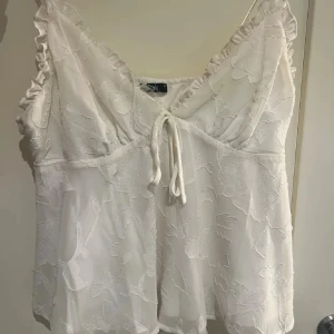 Topp - Supersöt blommig topp/linne från gina i 34💕Lite skada men borde gå att fixa till/klippa bort☺️😆