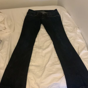 Blå jeans - Blå utsvängda, LÅG midjade jeans med snygga detaljer. Gamla bilder, de är ganska sönder där nere nu och har klippt av flärparna på fickorna