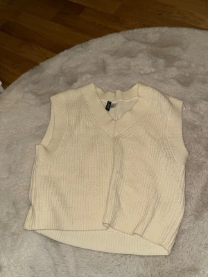 Stickad väst  - Stickad väst i fint skick knappt använd 