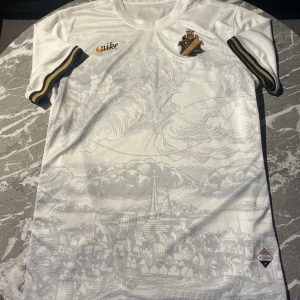 AIK Fotbollströja  - En mycket snygg AIK fotbollströja i storlek Large och i bra skick. Texten vid nacken har försvunnit lite under tvätten men inte något som man tänker på. Vid frågor är det bara att höra av dig. 