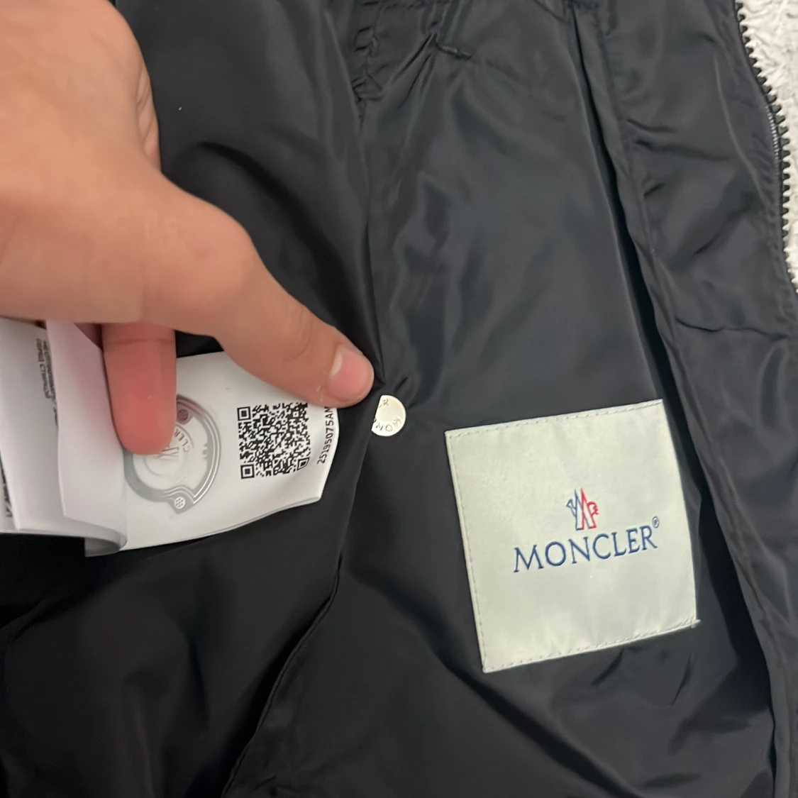 Svart vindjacka från Moncler med luva - 1