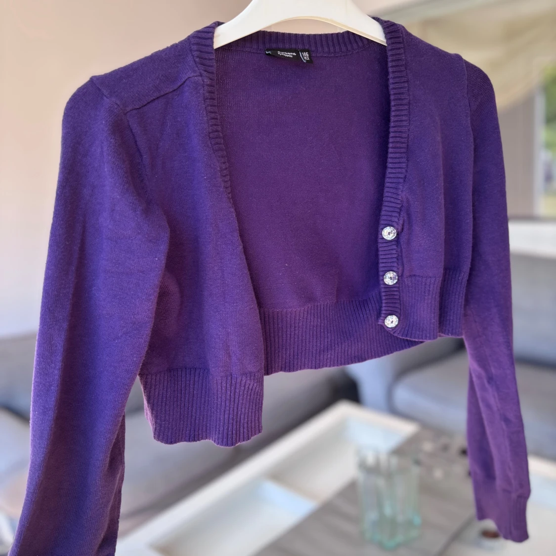 Lila croppad kofta med glittriga knappar - 2