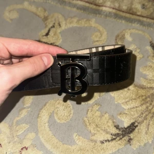 B-rberry reversible bälte - Svart/beige bälte med svart logga. Kom dm för info, billigt pris vid snabbaffär