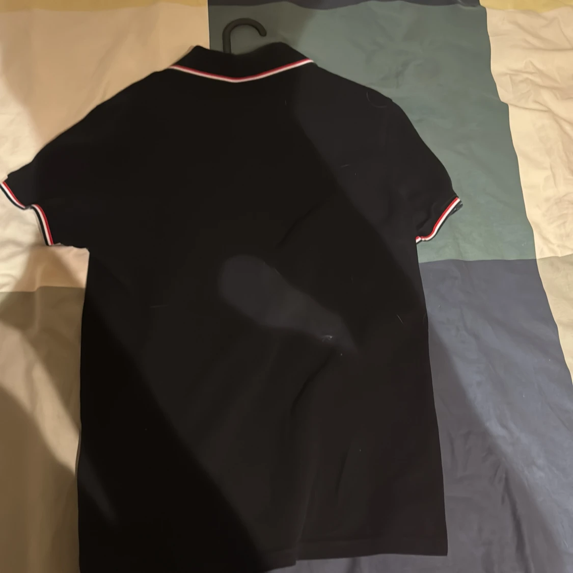 Svart Moncler pikétröja med röd/vit kant äkta  - 2