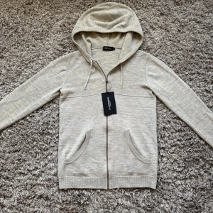Stickad merinoull j Lindeberg hoodie - Säljer denna merinoull j Lindeberg hoodien. Storlek M passar M. Saknar etiketten/prislapp som syns på bilderna 