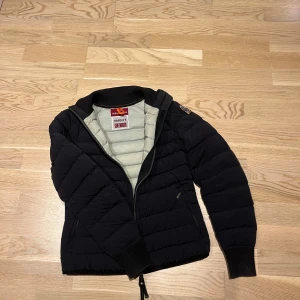 Svart dunjacka Parajumpers Varsity S - Snygg svart dunjacka från Parajumpers i modellen varsity. Insidan är ljusgrå. Perfekt för kyliga dagar och enkel att matcha med allt.               Mycket bra gick. Intresserad? Då är det bara att höra av sig mvh Olle. (Pris kan diskuteras)