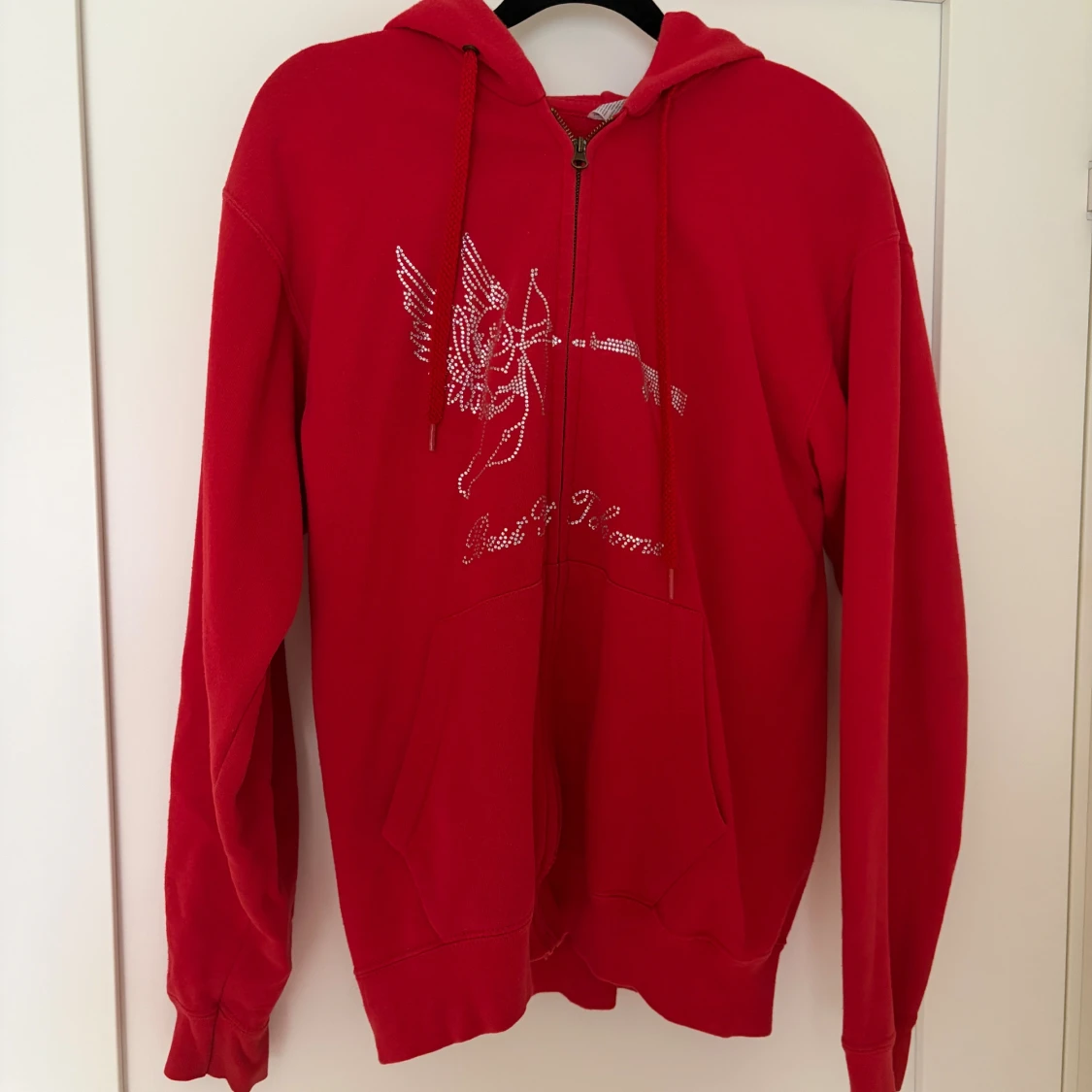 Röd hoodie med strassmotiv och dragkedja