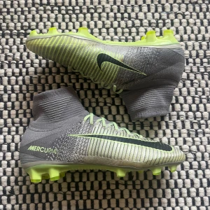 Nike superfly 5 - Nike mercurial superfly 5 ”elite pack”. Skorna är i riktigt bra skick med väldigt få mindre defekter som en liten missfärgning som knappt märks om man inte tittar riktigt noga. Skorna är väldigt sällsynta, speciellt i detta skick. Skriv vid minsta fundering!
