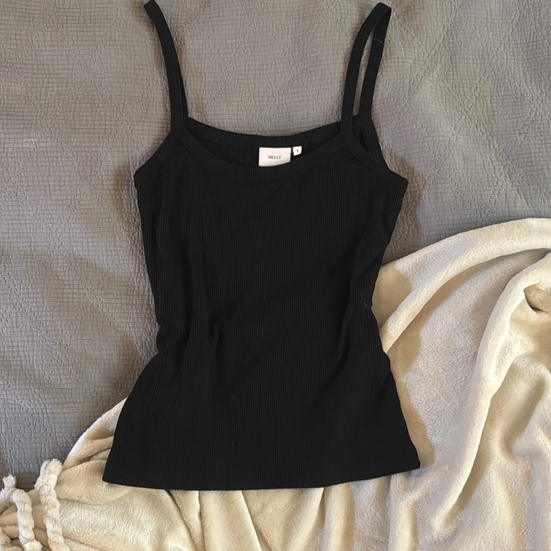 Svart ribbad linnetopp från Nelly