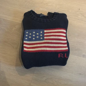 Mörkblå stickad tröja Polo Ralph Lauren - Säljer denna sjukt snygga Ralph lauren hoodien. Pris ej hugget i sten. Hör av dig vid funderingar! 