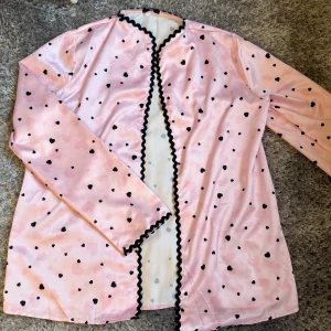 Rosa satin - Morgon rock/skjorta i jätte skönt material man kan även knäppa den. Använd påtal gånger