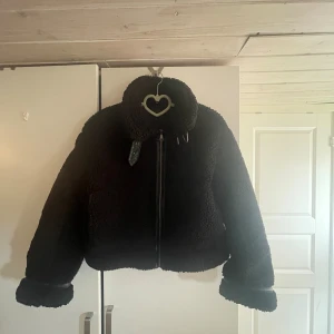 Svart teddyjacka med dragkedja - Mysig svart teddyjacka som är kort och superfin på. Säljer den då jag är för lång så den blir kort i armarna.
