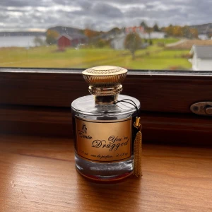 Emir You're Drugged EdP 100ml - Snygg och lyxig parfymflaska med gulddetaljer. 100 ml eau de parfum – perfekt storlek för dig som vill sticka ut med din doft. Flaskan har en exklusiv look som passar dig som gillar att synas.