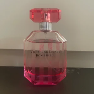 Victoria's Secret Bombshell parfym - Säljer denna då jag fick den i present och inte trivs så bra i doften. Snygg och populär parfym från Victoria's Secret. Bombshell-flaskan har en modern design med rosa detaljer som sticker ut. Perfekt för dig som vill ha en trendig accessoar på hyllan.