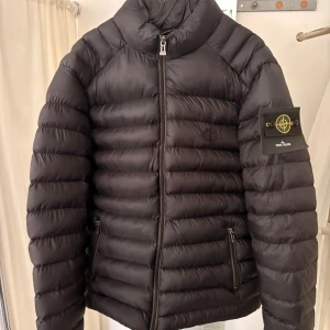 Svart pufferjacka från Stone Island XL - Säljer en svart pufferjacka från Stone Island i storlek XL. Helt ny aldrig använd. 