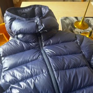 Ralph Lauren jacka 10-12 år - Blå superfin dunjacka , inga hål eller fläckar. Stl xxs 146-152