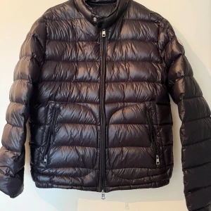Moncler Acorus - Moncler Acorus dun-jacka! Storlek 2 vilket motsvarar M. Pris kan diskuteras, använder ej och vill bli av med den så snabbt som möjligt. 