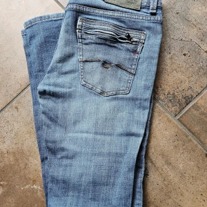 Replay jeans 30/32 - Snygga ljusblå Replay jeans med skinny passform och klassisk femficksdesign. Bakfickorna har coola detaljer med dragkedja och broderi. W30/L32