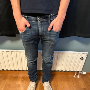 Replay anbass - Replay anbass jeans i storlek 31/31 perfekt skick. Tveka inte på att fråga frågor. 