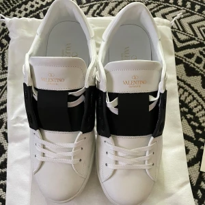 Feta Valentinos Garavani 👟  - Dessa Valentino Garavani skor är i nyskick och har en stilren design i vitt och svart. De levereras med originalförpackning och tillbehör. Skriv om intresse eller  mer bilder. Pris kan diskuteras.