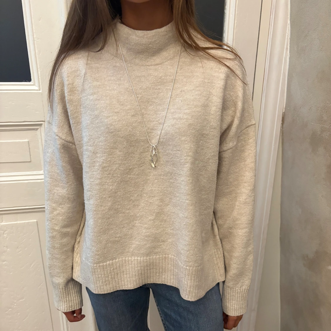 Beige stickad polotröja