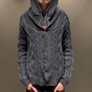 Mörkblå stickad kofta med knappar - Väldigt snygg kofta med riktigt snygga stickade detaljer. Perfekt inför vintern.😁 hör av dig vid frågor.🫡