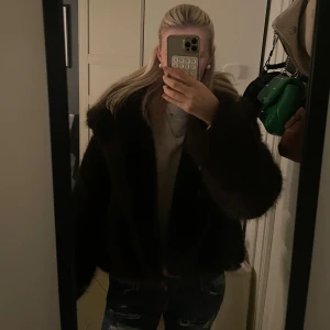 Mörkbrun pälsjacka  - Säljer min mörkbruna pälsjacka pga jag inte använder den. Den va köpt på utomlands för 1500kr men aldrig använd. Pris kan diskuteras, Skriv vid frågor eller intresse 🥰