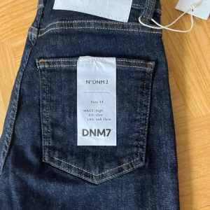 Jeans - Jättefina mörkblåa bootcut jeans från Åhléns. Köpta i somras men kom aldrig till användning. Har medelhögmidja och är köpta för 600kr
