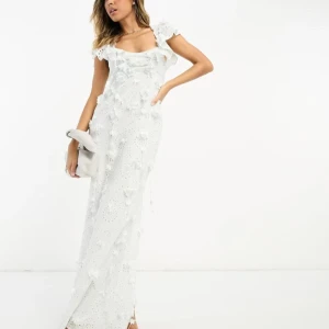 Balklänning - Så himla fin balklänning från asps, endast använd en gång förra året på min studentbal! Skulle säga att den är i en storlek S men passar även en M! Färgen framgår inte jättebra på bilden men den är ljus ljus blå!