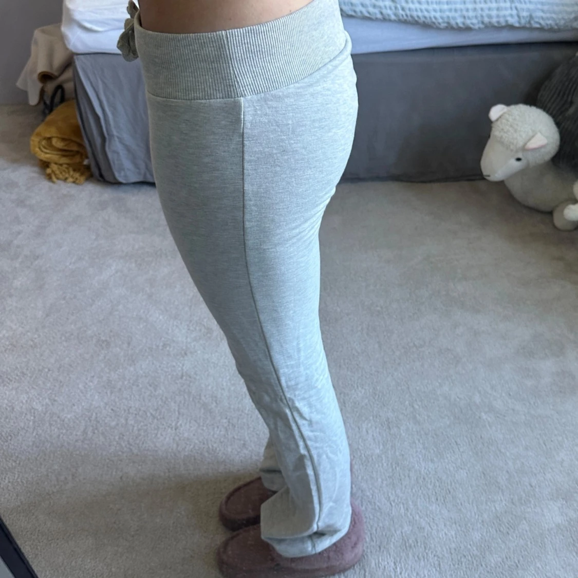 Ljusgrå mjukisbyxor med snörning - 90