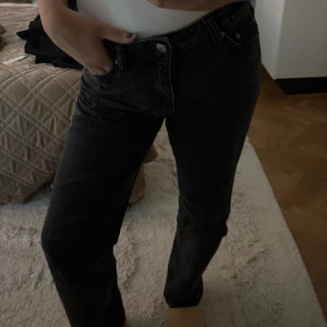 Svarta raka jeans  - Säljer ett par svarta jeans från med klassisk femficksdesign och raka ben. Jeansen har en normal midja och är tillverkade i slitstarkt denim. Perfekta för dig som gillar en enkel och tidlös look.