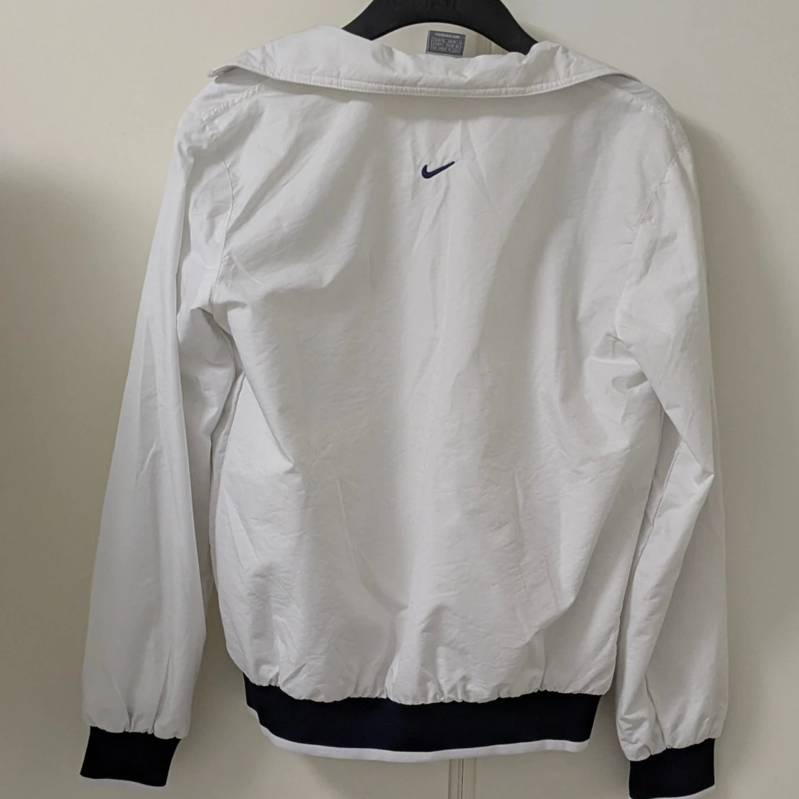 Vit vindjacka från Nike med marinblå detaljer - 2