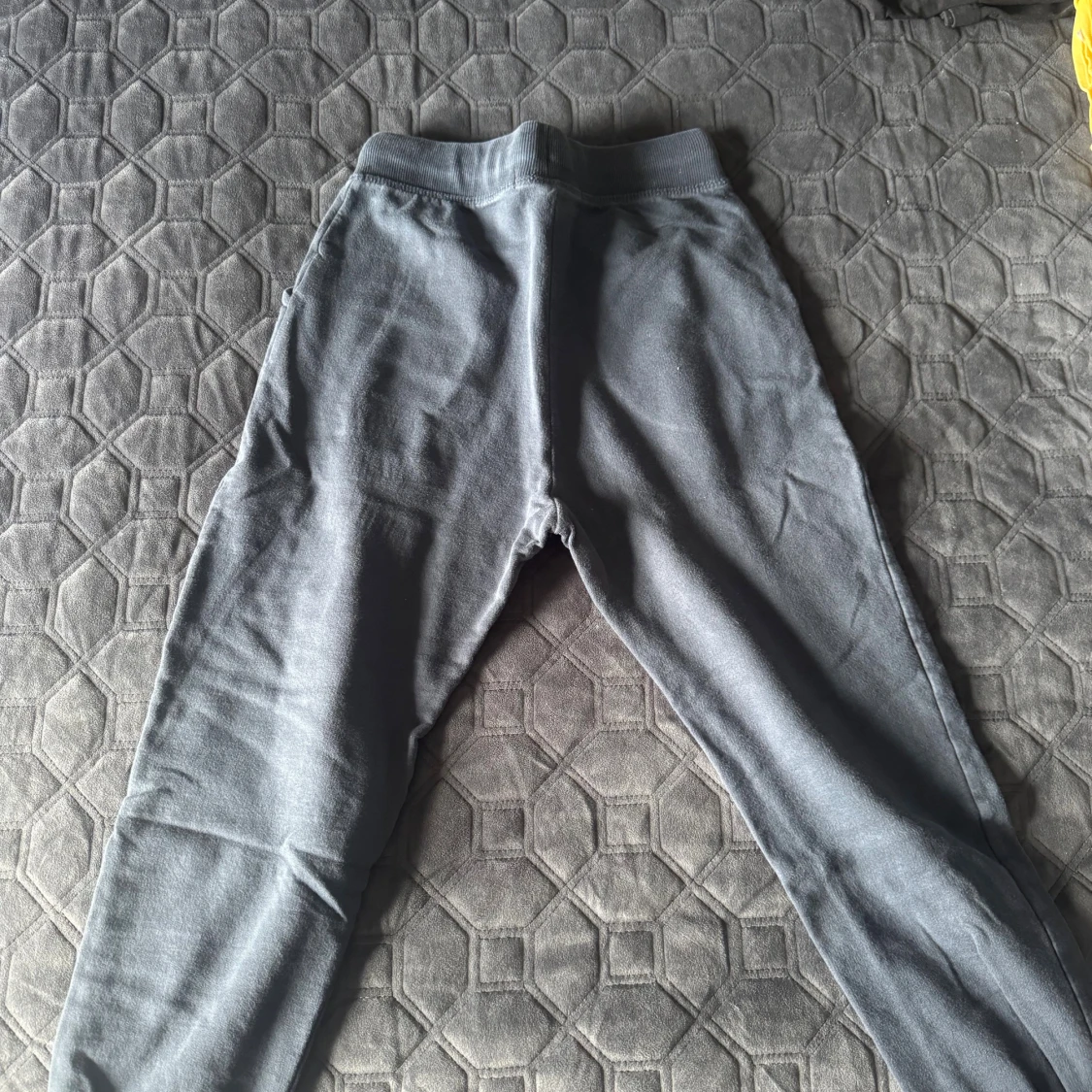 Mörkgrå mjukisbyxor med snörning - 1