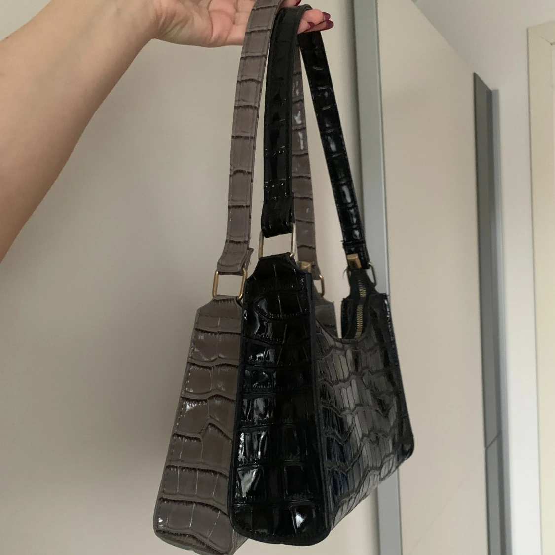 Grå och svart axelväska med krokoprägling - 2