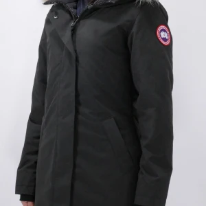 Canada goose victoria parka - Hej! Säljer min fina canada goose i modellen victoria parka på grund av att den inte kommer till någon användning längre! Skriv till mig om ni vill ha fler bilder! Pris kan diskuteras ❤️