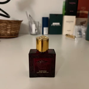 Versace Eros Flame Eau de Parfum - Versace Eros Flame Eau de Parfum i en snygg röd flaska med guldlock. En ikonisk doft från Versace som sticker ut och passar dig som vill ha något extra.