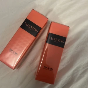 Valentino Donna Born In Roma parfym - oandvända!!  1 för 150 två för 270.Trendig parfym från Valentino, Donna Born In Roma Coral Fantasy. Snygg förpackning som sticker ut i badrumshyllan. Perfekt för dig som vill ha något exklusivt och modernt. Volym och ingredienser syns ej på bilderna.