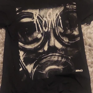 Svart Korn t-shirt med gasmasktryck - Svart korn tisha i storlek s pris går att diskutera 