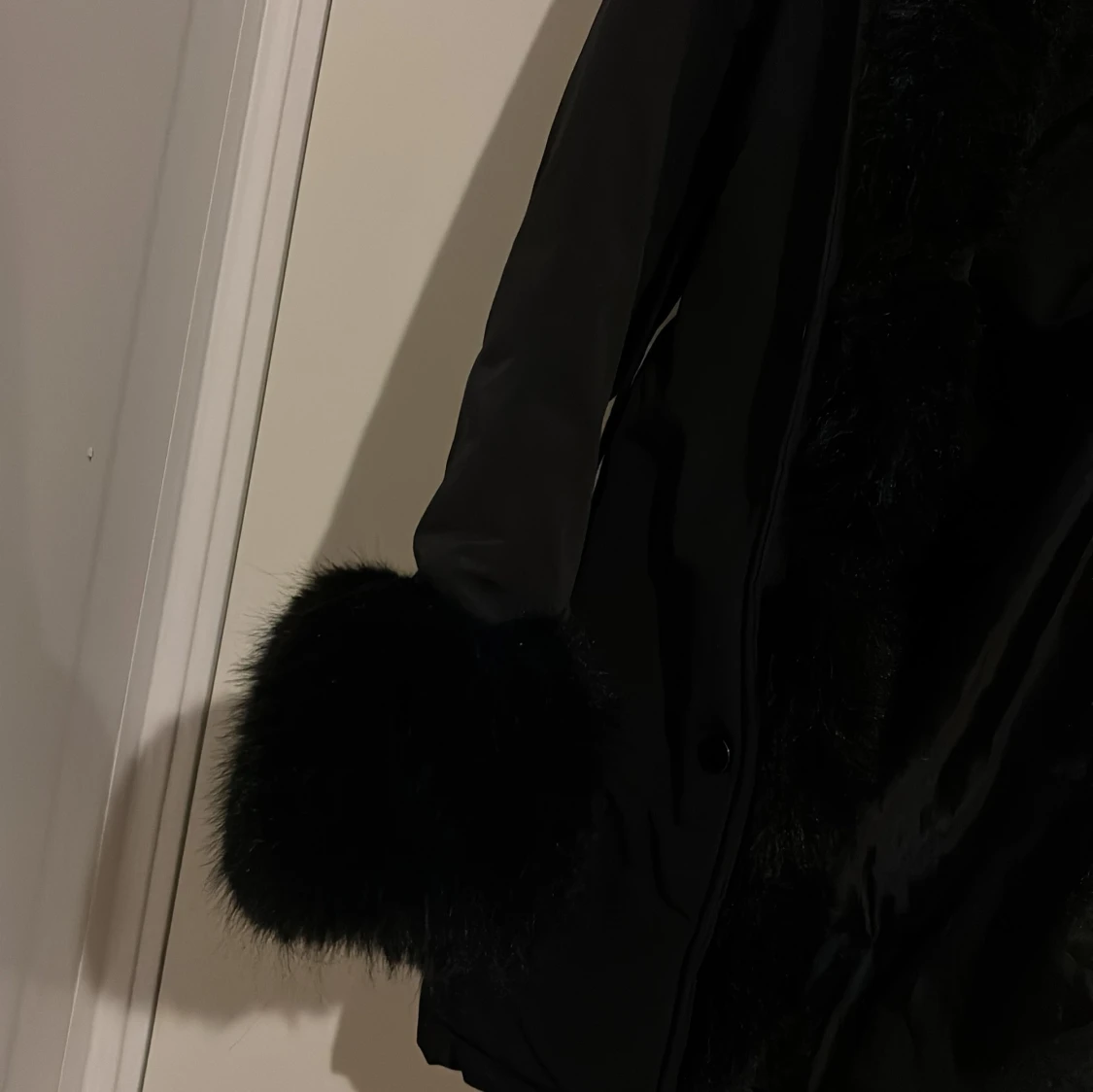 Svart parkajacka med fuskpäls från Hollies - 1