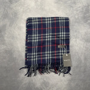 Burberry Halsduk - Skick: 7/10 (Vintage), begagnad, inga defekter. | Vad som ingår: Endast halsduken. | Ordinarie pris: +- 4000 SEK / 400 €. | ​​OBS: Halsdukarna finns i samma färgsättning men kan skilja sig något i modell eller detaljer, beroende på tillverkningsår eller kollektion