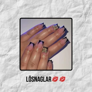 Svarta lösnaglar med gulddetaljer 💋🖤 (ALL SIZE)  - Snygga lösnaglar i mandelform med svart spets och transparent bas. Två naglar har lyxiga guldfoliedetaljer som ger extra glam. Perfekt för dig som vill ha en trendig och edgy look. Naglarna är gjorda av plast och passar till både korta och långa fingrar. Vid intresse är du välkommen att kontakta mig för dina framtida favorit naglar!!💋🖤