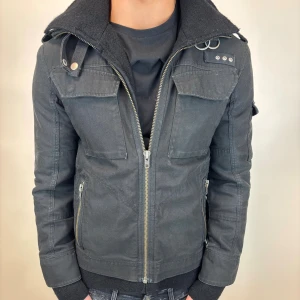 Field jacka - Hej, säljer nu denna väldigt snygga och eftertraktade Field jackan som är perfekt nu till hösten/ vintern! Storlek S  Bra skick  Fraktas spårbart vis Instabox, PostNord eller bring!  Vid minsta lilla fundering så är det bara att höra av sig! 