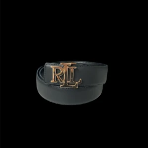 Svart skärp från Ralph Lauren - Snyggt svart bälte från Ralph Lauren med en bred design och en stor RL-logga i guld som spänne. Bältet är gjort i slätt skinn och har en stilren look som lyfter vilken outfit som helst.