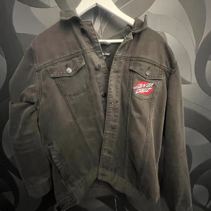 Santa Cruz jeans jacka - SC jacka strolek xl men passar mer som L knappt använd köpt för flera år sedan på Zalando 