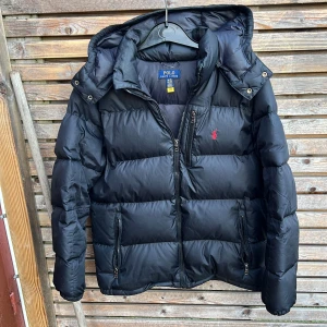 Ralph Lauren jacka  - Sjutk snygg raffe jacka! Size xl kids motsvarar xs-s. Att tänka på att den är lite kort o armarna! Självklart äkta! Hör av dig vid minsta fundering 🤩