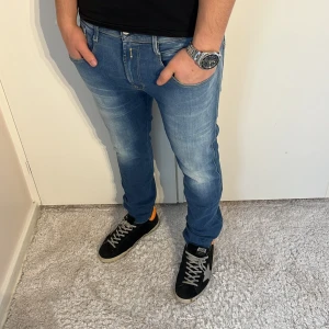 Replay anbass jeans  - Replay Jeans | skick 9/10 | Storlek 33/32 | Pris - 499kr | Modellen är ca 178cm lång | Hör av dig vid minsta fråga eller fundering!! 