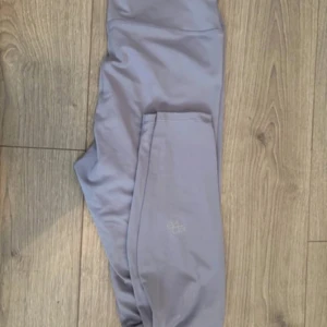 Ljuslila leggings  - Nya träningsbyxor som bara har används 1 gång i storlek M. Ny pris 250kr